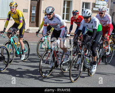 Chatillon-Coligny, Frankreich - 10. März 2019: Drei Radfahrer (Andre Greipel von Arkea-Samsic Team, Lars Ytting Bak von Dimension Data Team, Mike Teunissen von Team Jumbo-Visma) Reiten im Peloton, in Chatillon-Coligny während der Phase 3 von Paris-nizza 2019. Credit: Radu Razvan/Alamy leben Nachrichten Stockfoto