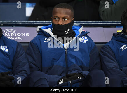 Manchester, Großbritannien. 12 Mär, 2019. Fussball: Champions League, K.o.-Runde, Achtelfinale, Rückspiel: Manchester City - FC Schalke 04 im ethiad Stadion. Die Schalker rabbi Matondo wird auf der Bank sitzen. Credit: Ina Faßbender/dpa/Alamy leben Nachrichten Stockfoto