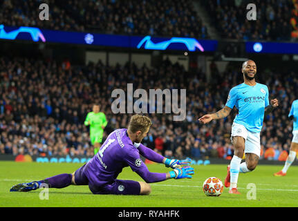 Etihad Stadium, Manchester, UK. 12 Mär, 2019. UEFA Champions League Fußball, Umlauf von 16, 2 Bein, Manchester City gegen FC Schalke 04; FC Schalke Torhüter Ralf Fahrmann spart an den Füßen von Raheem Sterling von Manchester City Credit: Aktion plus Sport/Alamy leben Nachrichten Stockfoto