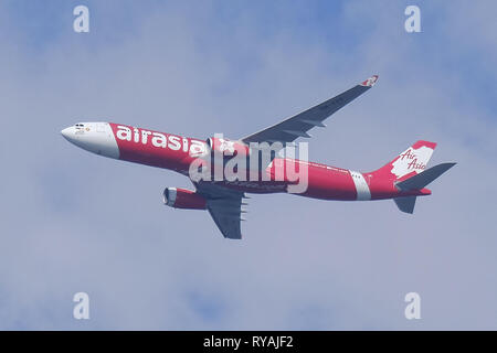 Kuala Lumpur, Malaysia. 27 Feb, 2019. Ein AirAsia Flugzeug gesehen Fliegen am Himmel in Kuala Lumpur International Airport (KLIA) Kuala Lumpur International Airport oder als KLIA bekannt ist der größte Flughafen in Malaysia und es ist in Sepang, Selangor entfernt. Es behandelt 58, 554, 627 und 710 Passagiere, 186 Tonnen Fracht im Jahr 2017 und die 23 verkehrsreichsten Flughafen der Welt. Credit: Faris Hadziq/SOPA Images/ZUMA Draht/Alamy leben Nachrichten Stockfoto