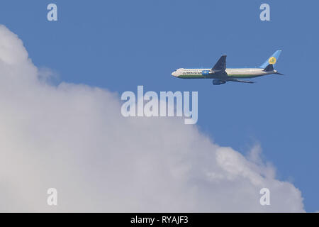 Kuala Lumpur, Malaysia. 27 Feb, 2019. Uzbekistan Airways gesehen ein Flugzeug fliegen in den Himmel am Kuala Lumpur International Airport (KLIA) Kuala Lumpur International Airport oder als KLIA bekannt ist der größte Flughafen in Malaysia und es ist in Sepang, Selangor entfernt. Es behandelt 58, 554, 627 und 710 Passagiere, 186 Tonnen Fracht im Jahr 2017 und die 23 verkehrsreichsten Flughafen der Welt. Credit: Faris Hadziq/SOPA Images/ZUMA Draht/Alamy leben Nachrichten Stockfoto