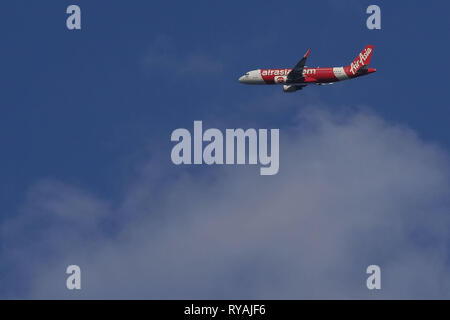 Kuala Lumpur, Malaysia. 27 Feb, 2019. Ein AirAsia Flugzeug gesehen Fliegen am Himmel in Kuala Lumpur International Airport (KLIA) Kuala Lumpur International Airport oder als KLIA bekannt ist der größte Flughafen in Malaysia und es ist in Sepang, Selangor entfernt. Es behandelt 58, 554, 627 und 710 Passagiere, 186 Tonnen Fracht im Jahr 2017 und die 23 verkehrsreichsten Flughafen der Welt. Credit: Faris Hadziq/SOPA Images/ZUMA Draht/Alamy leben Nachrichten Stockfoto