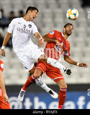 Doha, Katar. 12 Mär, 2019. Jung Woo-Young (L) von Al Sadd SC Mias mit Ahmad Nourollahi (R) von Persepolis FC während der AFC asiatische Champions League Gruppe D Fußballspiel zwischen Katar Al Sadd SC und des Iran Persepolis FC am Jassim Bin Hamad Stadion in Doha, Katar, 12. März 2019. Al Sadd SC gewann 1:0. Credit: Nikku/Xinhua/Alamy leben Nachrichten Stockfoto