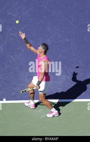 Indian Wells, Kalifornien, USA. 12 Mär, 2019. Rafael Nadal aus Spanien, dient die Kugel zu Diego Schwartzman von Argentinien, während die Männer singles dritte Runde der BNP Paribas Open Tennis Turnier am Dienstag, 12. März 2019 im kalifornischen Indian Wells. Nadal gewann 2-0. Credit: Ringo Chiu/ZUMA Draht/Alamy leben Nachrichten Stockfoto