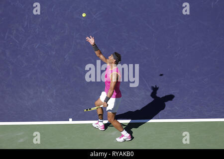 Indian Wells, Kalifornien, USA. 12 Mär, 2019. Rafael Nadal aus Spanien, dient die Kugel zu Diego Schwartzman von Argentinien, während die Männer singles dritte Runde der BNP Paribas Open Tennis Turnier am Dienstag, 12. März 2019 im kalifornischen Indian Wells. Nadal gewann 2-0. Credit: Ringo Chiu/ZUMA Draht/Alamy leben Nachrichten Stockfoto