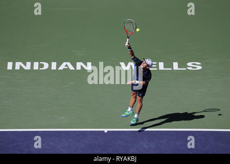 Indian Wells, Kalifornien, USA. 12 Mär, 2019. Diego Schwartzman von Argentinien, dient die Kugel zu Rafael Nadal aus Spanien, während die Männer singles dritte Runde der BNP Paribas Open Tennis Turnier am Dienstag, 12. März 2019 im kalifornischen Indian Wells. Nadal gewann 2-0. Credit: Ringo Chiu/ZUMA Draht/Alamy leben Nachrichten Stockfoto