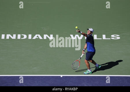 Indian Wells, Kalifornien, USA. 12 Mär, 2019. Diego Schwartzman von Argentinien, dient die Kugel zu Rafael Nadal aus Spanien, während die Männer singles dritte Runde der BNP Paribas Open Tennis Turnier am Dienstag, 12. März 2019 im kalifornischen Indian Wells. Nadal gewann 2-0. Credit: Ringo Chiu/ZUMA Draht/Alamy leben Nachrichten Stockfoto