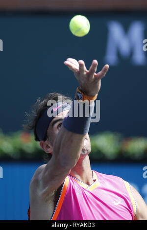 Indian Wells, Kalifornien, USA. 12 Mär, 2019. Rafael Nadal aus Spanien, dient die Kugel zu Diego Schwartzman von Argentinien, während die Männer singles dritte Runde der BNP Paribas Open Tennis Turnier am Dienstag, 12. März 2019 im kalifornischen Indian Wells. Nadal gewann 2-0. Credit: Ringo Chiu/ZUMA Draht/Alamy leben Nachrichten Stockfoto