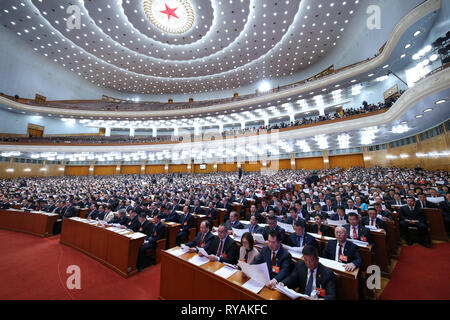 Peking, China. 13 Mär, 2019. Den Abschluss der zweiten Tagung des 13. Nationalen Ausschuss der Chinese People's Political Consultative Conference (Cppcc) ist in der Großen Halle des Volkes in Peking, der Hauptstadt von China, 13. März 2019 statt. Credit: Yao Dawei/Xinhua/Alamy leben Nachrichten Stockfoto