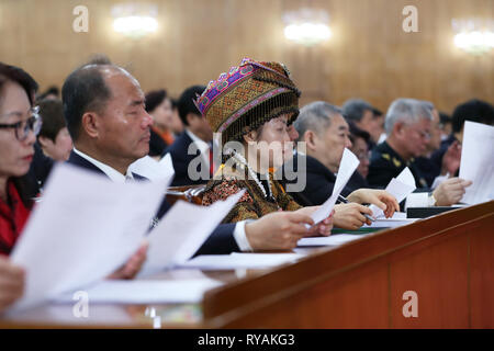 Peking, China. 13 Mär, 2019. Den Abschluss der zweiten Tagung des 13. Nationalen Ausschuss der Chinese People's Political Consultative Conference (Cppcc) ist in der Großen Halle des Volkes in Peking, der Hauptstadt von China, 13. März 2019 statt. Credit: Wang Ye/Xinhua/Alamy leben Nachrichten Stockfoto