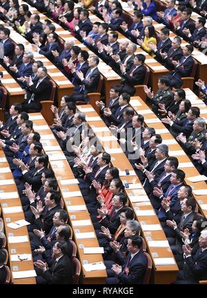 Peking, China. 13 Mär, 2019. Den Abschluss der zweiten Tagung des 13. Nationalen Ausschuss der Chinese People's Political Consultative Conference (Cppcc) ist in der Großen Halle des Volkes in Peking, der Hauptstadt von China, 13. März 2019 statt. Credit: Yin Bogu/Xinhua/Alamy leben Nachrichten Stockfoto