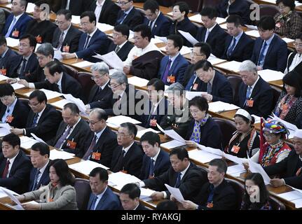 Peking, China. 13 Mär, 2019. Den Abschluss der zweiten Tagung des 13. Nationalen Ausschuss der Chinese People's Political Consultative Conference (Cppcc) ist in der Großen Halle des Volkes in Peking, der Hauptstadt von China, 13. März 2019 statt. Credit: Yin Bogu/Xinhua/Alamy leben Nachrichten Stockfoto