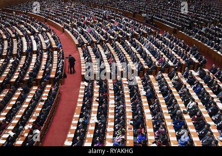 Peking, China. 13 Mär, 2019. Den Abschluss der zweiten Tagung des 13. Nationalen Ausschuss der Chinese People's Political Consultative Conference (Cppcc) ist in der Großen Halle des Volkes in Peking, der Hauptstadt von China, 13. März 2019 statt. Credit: Yin Bogu/Xinhua/Alamy leben Nachrichten Stockfoto