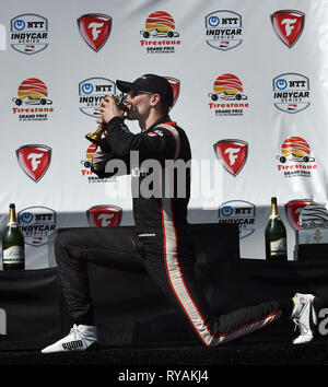 März 10, 2019 - St. Petersburg, Florida, United States - Team Penske Fahrer Josef Newgarden der Vereinigten Staaten feiert seinen Gewinn durch das Trinken von Champagner aus einem Becher am Firestone Grand Prix in St. Petersburg am 10. März 2019 in St. Petersburg, Florida. Scott Dixon von Neuseeland auf den zweiten Platz. (Paul Hennessy/Alamy) Stockfoto