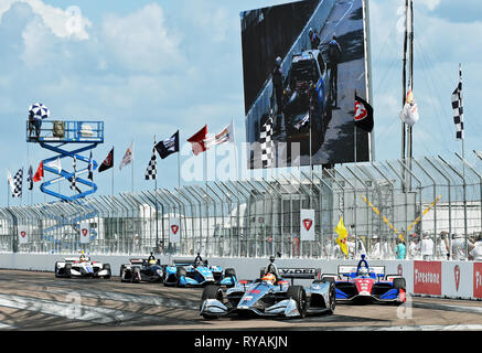 März 10, 2019 - St. Petersburg, Florida, Usa - Rennen Fahrer durch Drehen einer während der Firestone Grand Prix in St. Petersburg am 10. März 2019 in St. Petersburg, Florida. Josef Newgarden der Vereinigten Staaten gewann das Rennen. (Paul Hennessy/Alamy) Stockfoto