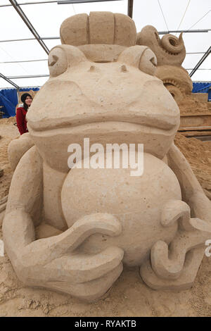 Binz, Deutschland. 12 Mär, 2019. Ein sand Abbildung der Frosch König kann auf dem Gelände des Sandskulpturenfestival gesehen werden. Künstlerinnen und Künstler aus verschiedenen europäischen Ländern werden derzeit erstellen 45 riesige Zahlen für die 10 Sand Skulptur zeigen im Ostseebad Binz. Der Sand Skulpturen zeigen, eröffnet am 16.03.2018. Quelle: Stefan Sauer/dpa-Zentralbild/dpa/Alamy leben Nachrichten Stockfoto