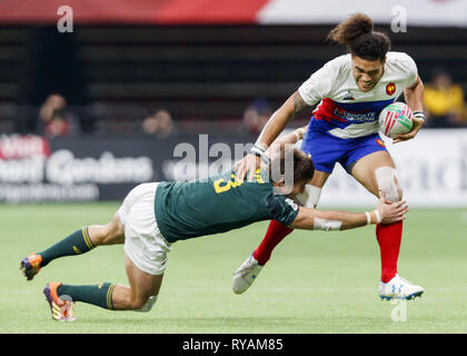 Vancouver, British Columbia, Kanada. 10 Mär, 2019. PIERRE GILLES LAKAFIA # 8 von Frankreich durch IMPI VISSER Nr. 3 in Südafrika während der WM Finale am 2. Tag der HSBC Kanada Sevens auf BC Place am 10. März 2019 in Vancouver, Kanada, in Angriff genommen. Credit: Andrew Kinn/ZUMA Draht/Alamy leben Nachrichten Stockfoto