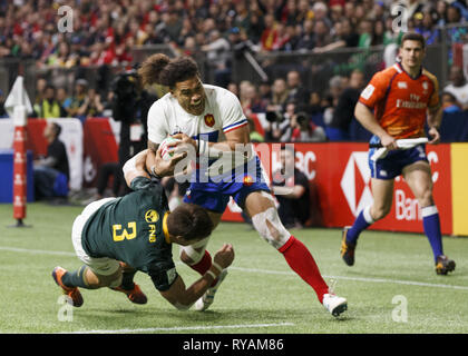 Vancouver, British Columbia, Kanada. 10 Mär, 2019. PIERRE GILLES LAKAFIA # 8 von Frankreich durch IMPI VISSER Nr. 3 in Südafrika während der WM Finale am 2. Tag der HSBC Kanada Sevens auf BC Place am 10. März 2019 in Vancouver, Kanada, in Angriff genommen. Credit: Andrew Kinn/ZUMA Draht/Alamy leben Nachrichten Stockfoto