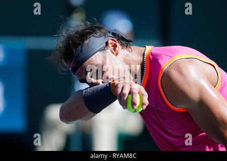 Indian Wells, USA. 12 Mär, 2019. Rafael Nadal von Spanien reagiert während der Männer singles dritte Runde der BNP Paribas Open Tennis Turnier gegen Diego Schwartzman von Argentinien in Indian Wells, Kalifornien, USA, 12. März 2019. Nadal gewann 2-0. Credit: Zhao Hanrong/Xinhua/Alamy leben Nachrichten Stockfoto