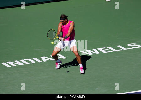 Indian Wells, USA. 12 Mär, 2019. Rafael Nadal von Spanien hits eine Rückkehr während der Männer singles dritte Runde der BNP Paribas Open Tennis Turnier gegen Diego Schwartzman von Argentinien in Indian Wells, Kalifornien, USA, 12. März 2019. Nadal gewann 2-0. Credit: Zhao Hanrong/Xinhua/Alamy leben Nachrichten Stockfoto
