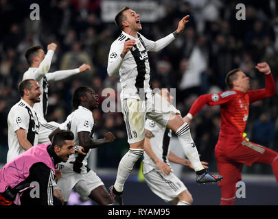 Turin. 12 Mär, 2018. Juventus Turin feiert die Spieler nach dem Gewinn der UEFA Champions League Runde 16 zweite Bein Übereinstimmung zwischen Juventus Turin und Atletico Madrid in Turin, Italien, März 12, 2018. Juventus Turin gewann 3-0. Credit: Alberto Lingria/Xinhua/Alamy leben Nachrichten Stockfoto