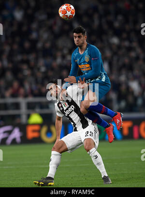 Turin. 12 Mär, 2018. Juventus ist emre können (L) Mias mit Atletico Madrid Alvaro Morata während der UEFA Champions League Runde 16 zweite Bein Spiel in Turin, Italien, März 12, 2018. Juventus Turin gewann 3-0. Credit: Alberto Lingria/Xinhua/Alamy leben Nachrichten Stockfoto