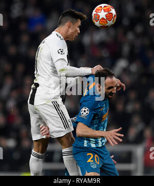 Turin. 12 Mär, 2018. Juventus von Cristiano Ronaldo (L) Mias mit Atletico Madrid Juanfran während der UEFA Champions League Runde 16 zweite Bein Spiel in Turin, Italien, März 12, 2018. Juventus Turin gewann 3-0. Credit: Alberto Lingria/Xinhua/Alamy leben Nachrichten Stockfoto