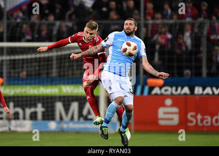 Lucas HUFNAGEL (Spielvereinigung Unterhaching), Aktion, Duellen gegen Sascha MOELDERS (TSV München 1860). Fussball 3. Liga, 28. Spieltag, TSV München 1860 - SpVgg Unterhaching 1-0, 12.03.2019 Stadion am Gruenwalder Straße in München, hatte DFL-Bestimmungen verbieten die Verwendung von Fotografien als BILDSEQUENZEN UND/ODER QUASI-VIDEO. | Verwendung weltweit Stockfoto