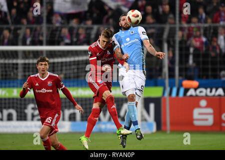 Lucas HUFNAGEL (Spielvereinigung Unterhaching), Aktion, Duellen gegen Sascha MOELDERS (TSV München 1860). Fussball 3. Liga, 28. Spieltag, TSV München 1860 - SpVgg Unterhaching 1-0, 12.03.2019 Stadion am Gruenwalder Straße in München, hatte DFL-Bestimmungen verbieten die Verwendung von Fotografien als BILDSEQUENZEN UND/ODER QUASI-VIDEO. | Verwendung weltweit Stockfoto