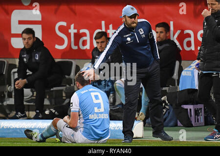 Daniel BIEROFKA (Trainer 1860) Probleme Sascha MOELDERS (TSV München 1860), Trost. Fussball 3. Liga, 28. Spieltag, TSV München 1860 - SpVgg Unterhaching 1-0, 12.03.2019 Stadion am Gruenwalder Straße in München, hatte DFL-Bestimmungen verbieten die Verwendung von Fotografien als BILDSEQUENZEN UND/ODER QUASI-VIDEO. | Verwendung weltweit Stockfoto