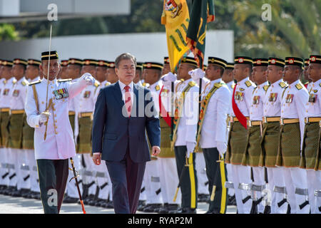 Kuala Lumpur, Malaysia. 13 Mär, 2019. Südkoreanischen Präsidenten Moon Jae-in prüft die Ehrengarde während der Begrüßungszeremonie in Kuala Lumpur, Malaysia, am 13. März 2019. Mond ist zu einem dreitägigen Staatsbesuch in Malaysia. Credit: Chong Voon Chung/Xinhua/Alamy leben Nachrichten Stockfoto