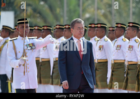 Kuala Lumpur, Malaysia. 13 Mär, 2019. Südkoreanischen Präsidenten Moon Jae-in prüft die Ehrengarde während der Begrüßungszeremonie in Kuala Lumpur, Malaysia, am 13. März 2019. Mond ist zu einem dreitägigen Staatsbesuch in Malaysia. Credit: Chong Voon Chung/Xinhua/Alamy leben Nachrichten Stockfoto