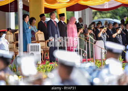 Kuala Lumpur, Malaysia. 13 Mär, 2019. Malaysischen König Sultan abdullah Sultan Ahmad Shah und südkoreanischen Präsidenten Moon Jae-in eine Begrüßungszeremonie für Mond in Kuala Lumpur, Malaysia, am 13. März 2019. Mond ist zu einem dreitägigen Staatsbesuch in Malaysia. Credit: Chong Voon Chung/Xinhua/Alamy leben Nachrichten Stockfoto