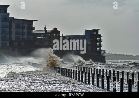 Weston Super Mare, Großbritannien. 13 Mär, 2019. UK Wetter. Sturm Gareth mit großen Wellen zerschlägt die Marine Seen bei Weston Super Mare in North Somerset. Credit: Robert Timoney/Alamy leben Nachrichten Stockfoto