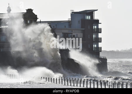 Weston Super Mare, Großbritannien. 13 Mär, 2019. UK Wetter. Sturm Gareth mit großen Wellen zerschlägt die Marine Seen bei Weston Super Mare in North Somerset. Credit: Robert Timoney/Alamy leben Nachrichten Stockfoto