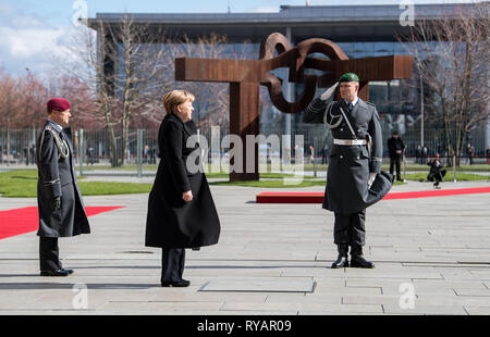 Berlin, Deutschland. 13 Mär, 2019. Bundeskanzlerin Angela Merkel (CDU) für die Bundeswehr wachbataillon vor dem Besuch der laotischen Ministerpräsidenten Sisoulith dem Bundeskanzleramt begrüßt. Quelle: Bernd von Jutrczenka/dpa/Alamy leben Nachrichten Stockfoto