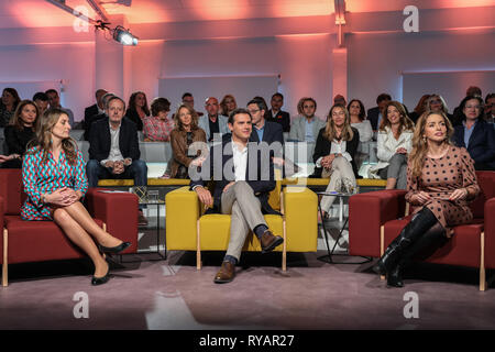 Madrid, Spanien. 13. Mär 2019. Sara Jimenez (L), Albert Rivera (C) und Patricia Reyes (R) gesehen, die Teilnahme an der Debatte über die Diskriminierung, die in Spanien Quelle: Jesús Hellin/Alamy Leben Nachrichten vorhanden Stockfoto