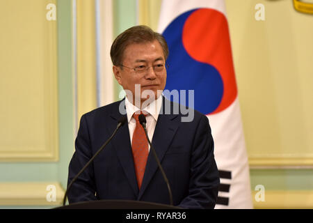 Putrajaya, Malaysia. 13 Mär, 2019. Südkoreanischen Präsidenten Moon Jae-in spricht während einer gemeinsamen Pressekonferenz mit dem malaysischen Ministerpräsidenten Mahathir Mohamad in Putrajaya, Malaysia, 13. März 2019. Credit: Chong Voon Chung/Xinhua/Alamy leben Nachrichten Stockfoto