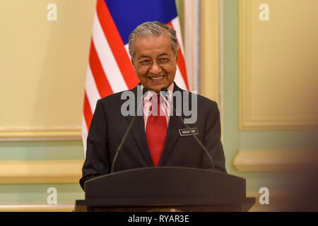 Putrajaya, Malaysia. 13 Mär, 2019. Malaysische Premierminister Mahathir Mohamad spricht während einer gemeinsamen Pressekonferenz mit dem südkoreanischen Präsidenten Moon Jae-in in Putrajaya, Malaysia, 13. März 2019. Credit: Chong Voon Chung/Xinhua/Alamy leben Nachrichten Stockfoto