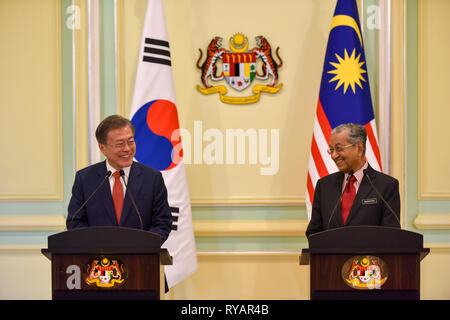 Putrajaya, Malaysia. 13 Mär, 2019. Südkoreanischen Präsidenten Moon Jae-in (L) und malaysische Premierminister Mahathir Mohamad einer gemeinsamen Pressekonferenz in Putrajaya, Malaysia, 13. März 2019 teilnehmen. Credit: Chong Voon Chung/Xinhua/Alamy leben Nachrichten Stockfoto