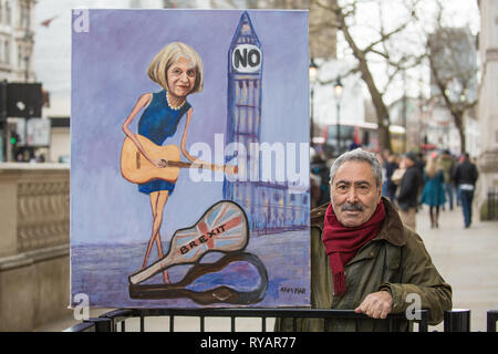 London, Großbritannien. 13. März, 2019. Politischer Künstler Kaya Mar steht mit seiner Malerei von Premierminister Theresa möglicherweise außerhalb der Downing Street einen Tag nach ihrem endgültigen Rückzug Brexit Abkommen wurde im Unterhaus mit einer Mehrheit von 149 Stimmen besiegt, das zweite Mal, dass der Entwurf des Abkommens von MPs von einer sehr großen Mehrheit abgelehnt worden war. Credit: Mark Kerrison/Alamy leben Nachrichten Stockfoto