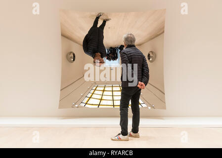 London, Großbritannien. 13. März 2019. Anish Kapoor posiert für die Medien neben seiner Arbeit "Untitled", 2018. Fotoshooting für die Einführung einer Einzelausstellung von Anish Kapoor, an der restaurierten Pitzhanger Manor und Galerie, in Ealing. Die Ausstellung läuft vom 16. März bis 18. August 2019. Credit: Stephen Chung/Alamy leben Nachrichten Stockfoto