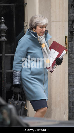 Downing Street, London, UK. 13. März, 2019. Premierminister Theresa May Blätter Downing Street 10 Das Parlament zu besuchen, bevor der Schatzkanzler seine Feder Erklärung liefert. Credit: Malcolm Park/Alamy Leben Nachrichten. Stockfoto