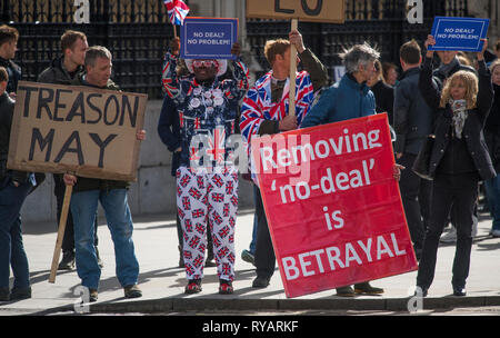 Parliament Square, London, UK. 13. März, 2019. Pro Brexit Demonstranten vor dem Parlament am Tag der Schatzkanzler seine Feder Erklärung und MPs später abstimmen, ob oder nicht der EU ohne eine Vereinbarung verlassen. Credit: Malcolm Park/Alamy Leben Nachrichten. Stockfoto