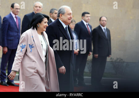 Eriwan, Armenien. 13 Mär, 2019. Besuch der georgische Präsident Salome Surabischwili (1.L, vorne) besucht eine Begrüßungszeremonie durch ihren armenischen Amtskollegen Armen Sarkissian (2.L, vorne) in Eriwan, Armenien, 13. März 2019 veranstaltet. Credit: Gevorg Ghazaryan/Xinhua/Alamy leben Nachrichten Stockfoto