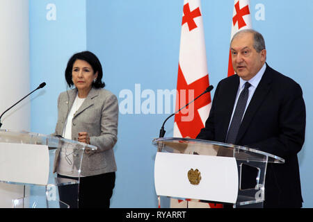 Eriwan, Armenien. 13 Mär, 2019. Armeniens Präsident Armen Sarkissian (R) und der Besuch der georgische Präsident Salome Surabischwili auf einer Pressekonferenz in Jerewan, Armenien, 13. März 2019 teilnehmen. Credit: Gevorg Ghazaryan/Xinhua/Alamy leben Nachrichten Stockfoto