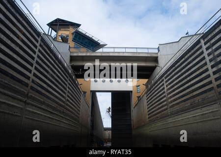 Magdeburg, Deutschland. 13 Mär, 2019. Ein Arbeiter reinigt die revolvierende Tor des ... weitere Projekte mit einem Hochdruckwasserstrahl. Die Wasser- und Schifffahrtsamt (WSA) hatte zuvor die Verriegelung am Wasserstraßenkreuz Magdeburg geschlossen und der Schleusenkammer abgelassen. Jetzt eine geplante Gebäude Inspektion gibt es statt. Die Revision erfolgt alle 6 Jahre und dauert bis zum 31. Mai 2019. Gleichzeitig wird die Barriere für den Korrosionsschutz- und Reparaturarbeiten an den oberen und unteren Toren eingesetzt. Credit: Klaus-Dietmar Gabbert/dpa-Zentralbild/ZB/dpa/Alamy leben Nachrichten Stockfoto