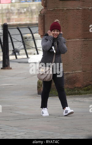 Liverpool UK, 13. März 2019. Menschen kämpfen als Sturm Gareth zerschlägt Liverpool mit 60 MPH Winde zu gehen. Credit: Ken Biggs/Alamy Leben Nachrichten. Stockfoto