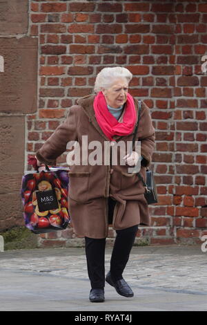 Liverpool UK, 13. März 2019. Menschen kämpfen als Sturm Gareth zerschlägt Liverpool mit 60 MPH Winde zu gehen. Credit: Ken Biggs/Alamy Leben Nachrichten. Stockfoto