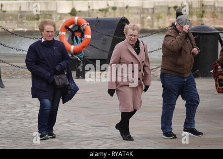 Liverpool UK, 13. März 2019. Menschen kämpfen als Sturm Gareth zerschlägt Liverpool mit 60 MPH Winde zu gehen. Credit: Ken Biggs/Alamy Leben Nachrichten. Stockfoto